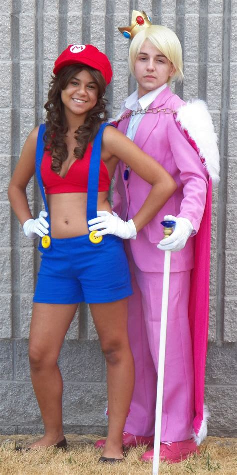 Prince Peach and Maria Genderswap Cosplay | Pretty halloween costumes