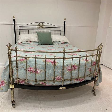 King Size 5 English Victorian Winfield Brass And Iron Bed With Curved Foot At 1stdibs Brass