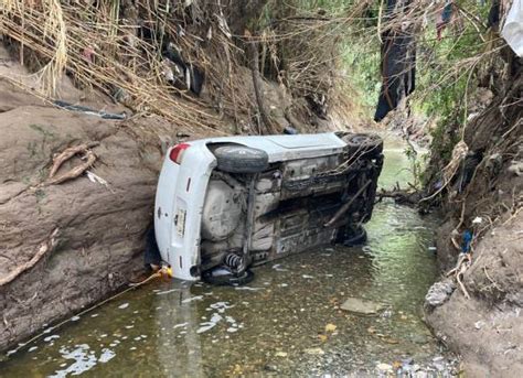 Conductor Presuntamente Ebrio Pierde El Control Y Cae En Arroyo De