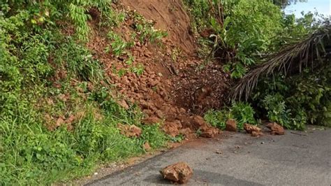 Tanah Longsor Jalan Utama Kabupaten Sijujung Lumpuh