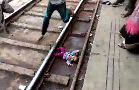 Video Un Beba India Sobrevive Luego De Ser Atropellada Por Un Tren