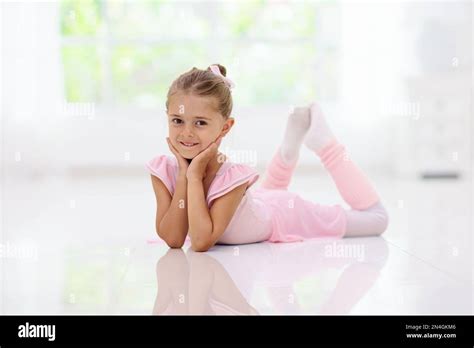 Estudio De Ballet Infantil Peque A Bailarina En Clase De Baile Chica