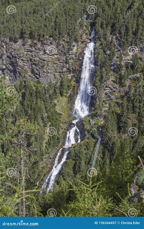 Cascada De Stuiben En El Valle De Oetz Imagen De Archivo Imagen De