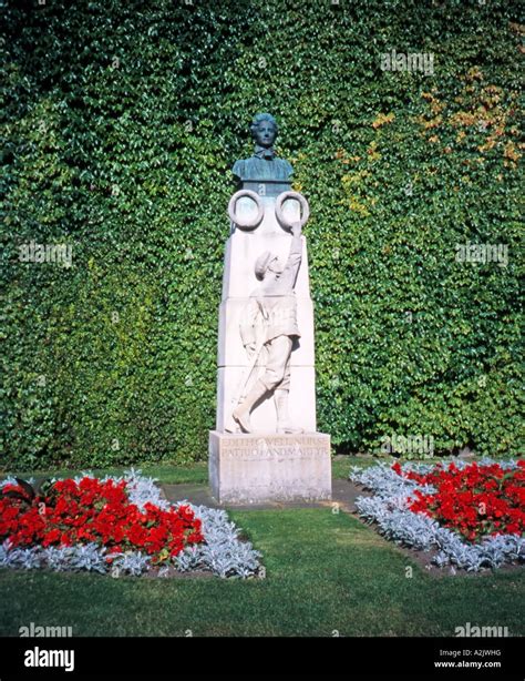 Edith cavell statue norwich hi-res stock photography and images - Alamy