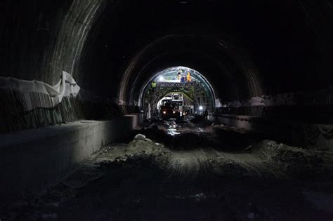 Тунелът под Шипка е част от новата икономическа ос на България ...
