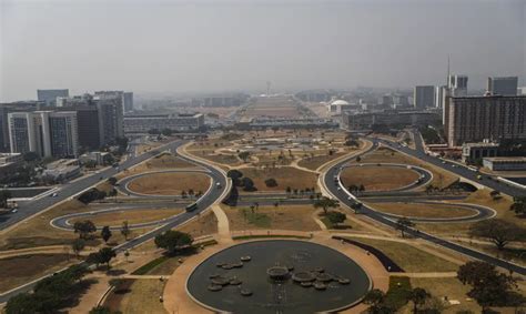 Pelo segundo dia seguido Brasília amanhece coberta de fumaça Brasil