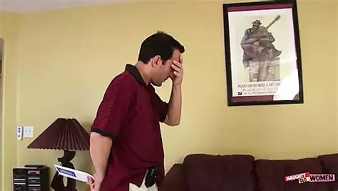 Dem kunden helfen einen anzug auszuziehen wird würzig sobald vollbusige milf sich nach