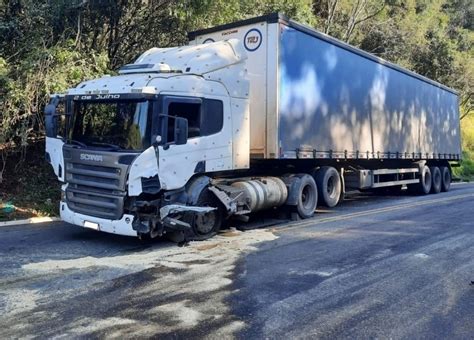 Caco Da Rosa Carro fica destruído após colisão contra carreta na SC 135