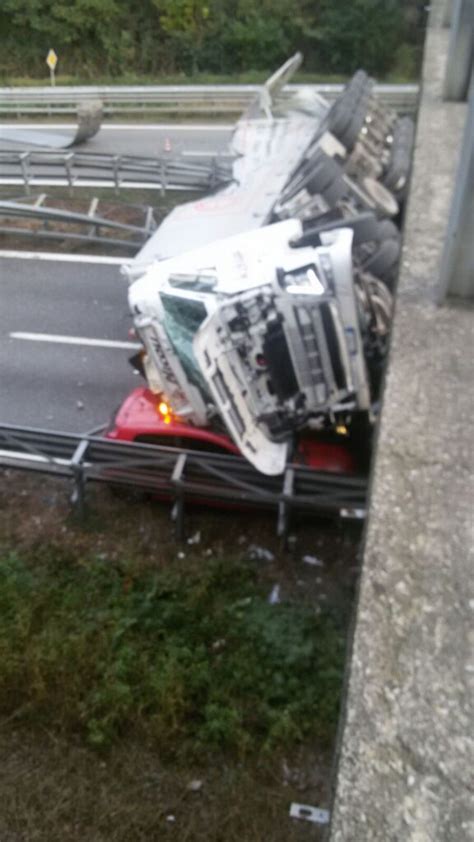 VIDEO Annone Crolla Il Ponte Della Superstrada Tir Precipita Sulle