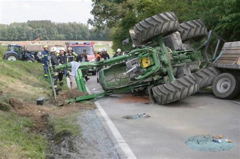 Kraiburg Fotos vom Unfall mit Traktorgespann auf Straße bei Oberneukirchen