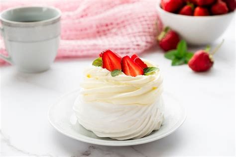 Tarta Casera De Merengue Pavlova Con Fresas Frescas Y Mascarpone De