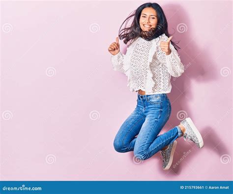 Jovem Linda Latina Vestindo Roupas Casuais Sorrindo Feliz Imagem De Stock Imagem De Saltar
