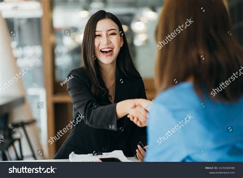 Portrait Young Asian Woman Interviewer Interviewee库存照片2135242585