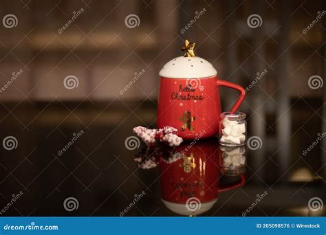 Met Een Mok Warme Chocolademelk En Marshmallows Voor Kerst Stock Foto