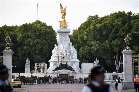 Reina Isabel II Entre flores tributos y guardias reales así se