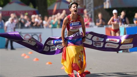 María Pérez bate el récord del mundo de los 35 kilómetros marcha en el