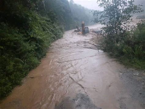 वर्षापछिको बाढी र पहिरोका कारण हेलम्बु राजमार्ग अवरुद्ध