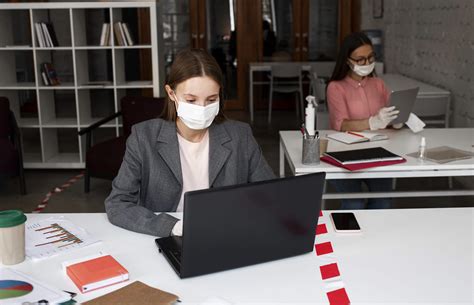 Covid Le Port Du Masque Est Obligatoire Dans Les Espaces Clos Et