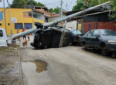 Motorista Perde Controle Do Carro Bate E Derruba Poste Em Madre De