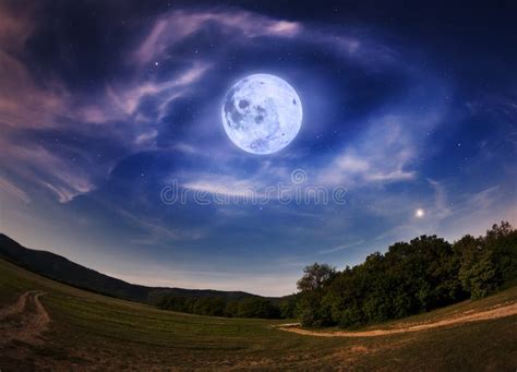 Cielo Nocturno Hermoso Con La Luna Llena Y Las Estrellas Imagen De