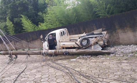 Caminh O Perde Controle Derruba Postes E Deixa V Rios Bairros De