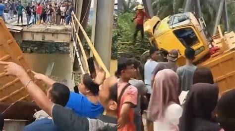 Jembatan Sei Air Tenang Langkat Putus Truk Bermuatan Pasir Dan Batu