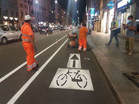 Corso Buenos Aires Granelli Operai Al Lavoro Di Notte Per La Pista