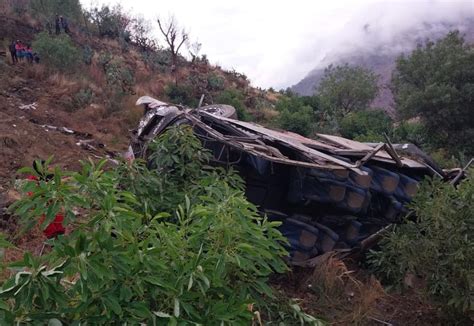 Al Menos Fallecidos Tras La Ca Da De Un Autob S A Un Abismo En El