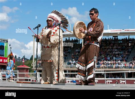 Native Canadian Headdress Hi Res Stock Photography And Images Alamy