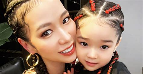 紅蘭、3歳娘おねだりの“ブレイズヘア”へそろってイメチェン 紅のエクステで決めた子に「似合ってる！」「ママに似てきたね！」（12 ページ） ねとらぼ