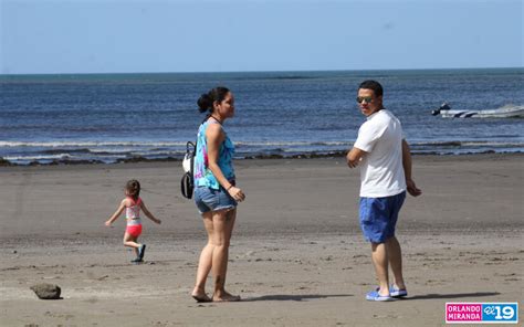 Población nicaragüense visitan las refrescantes aguas de Pochomil y