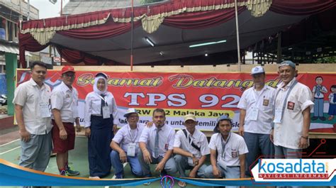 Unik TPS Di Duren Sawit Semua Petugas Kenakan Seragam Sekolah