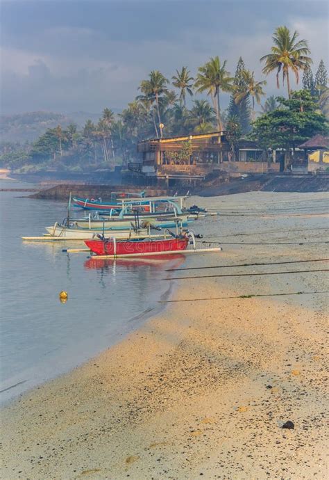 Barco De Pesca Indonesio Tradicional En La Costa De Candidasa De Vagos