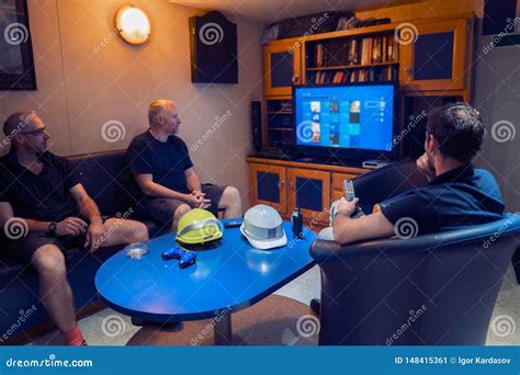 El Equipo Feliz De Oficiales De La Nave Ve La Tv A Bordo Del Buque