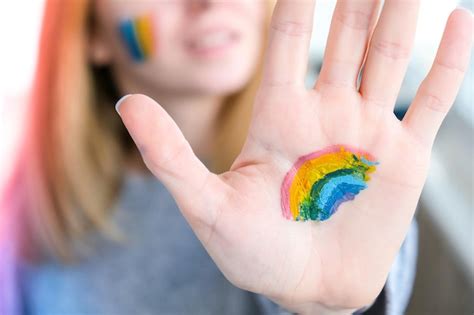 Bandera Lgbtq Arco Iris Pintada En La Mano Y La Mejilla De Apoyo Para