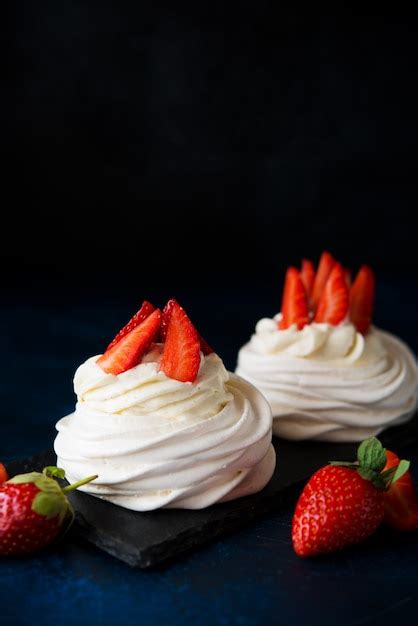 Pastel De Anna Pavlova Con Crema Y Fresas Frescas Sobre Un Fondo Oscuro