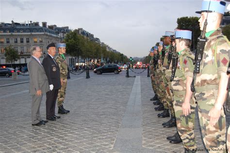 Un Brayon Ravive La Flamme Du Soldat Inconnu Sous L Arc De Triomphe