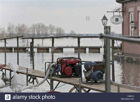 Deutschland Niedersachsen Hitzacker Hochwasser Haus Br Cke