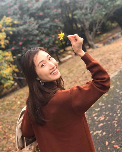 実咲凜音さんのインスタグラム写真 実咲凜音instagram「 紅葉の季節🍁 気分も高揚😌 みりおん。 朝晩冷える ︎