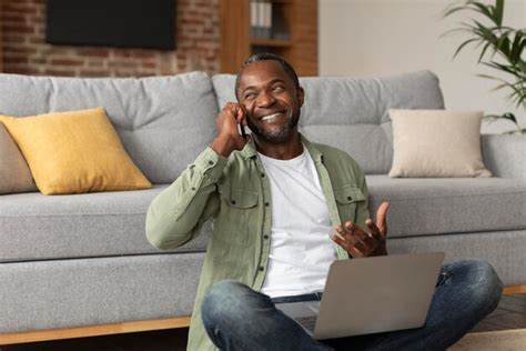 Me Alegro De Que El Hombre Negro Adulto Use Llamadas De Computadora Por