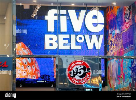 Five Below Logo Auf Ihrem Flagship Der Fifth Avenue In Manhattan New