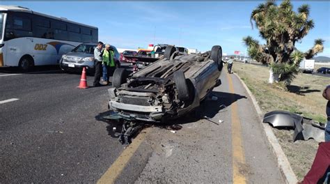 Volcadura sobre la autopista México Pachuca deja dos personas sin vida