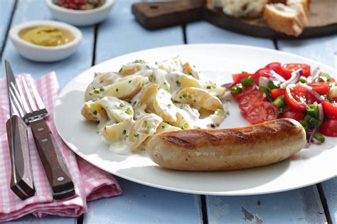 Bratwurst Mit Kartoffelsalat Und Bilder Kaufen Stockfood