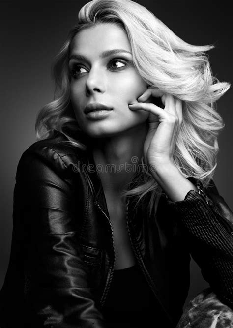Portrait Sensuel Noir Et Blanc D Une Belle Jeune Femme Blonde Dans La Veste En Cuir Photo Stock