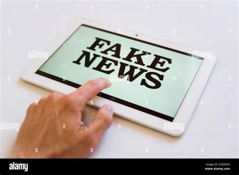 Noticias Falsas El Usuario De Dispositivo Digital Lee Información