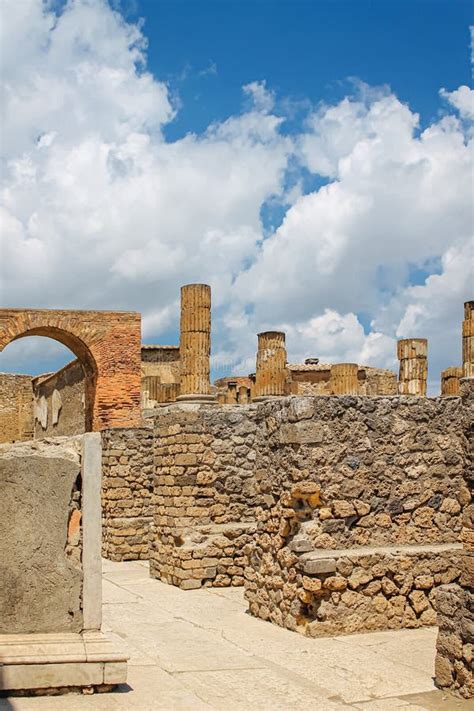 Ruinas De La Antigua Ciudad Italiana De Pompeya Foto De Archivo