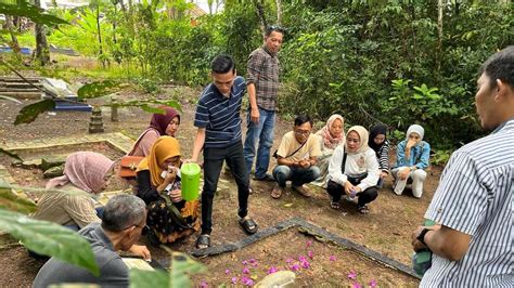 Ziarah Kubur Tradisi Warga Muslim Pada Syawal Di Gedung Ratu Tulang