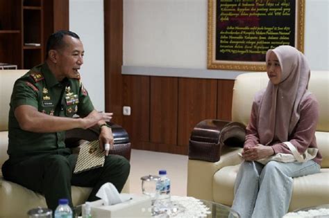 Momen Jenderal Tni Bintang Bertemu Mahasiswi Cantik Kuli Panggul Semen