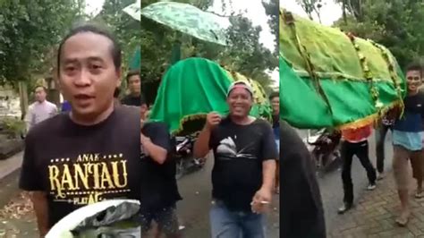 Foto Viral Pesan Rombongan Pengantar Jenazah