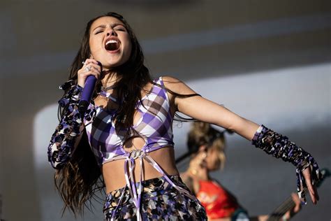 Olivia Rodrigo et Lily Allen chantent Fuck You à la cour Suprême au Glastonbury Festival